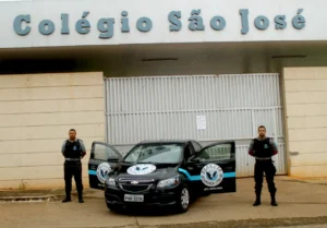 Foto funcionários e carro da Planeta Segurança