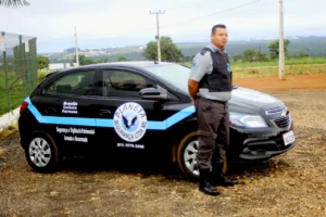 Foto funcionário e carro da Planeta Segurança